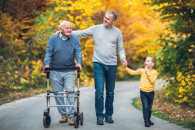 Opa, Papa & Sohn gehen spazieren