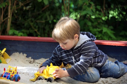 Sandkisten und Schaukeln bereichern jeden Garten für die Kinder