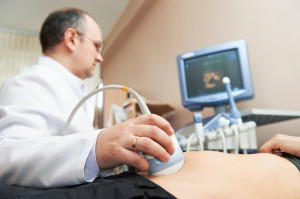 Doktor untersucht Schwangere mit Utraschall