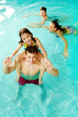 Familie beim Schwimmen