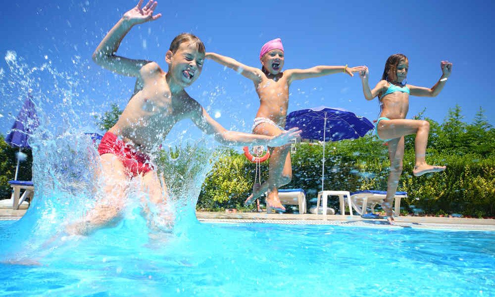 Kinder springen ins Wasser