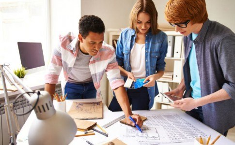 Schüler arbeiten zusammen