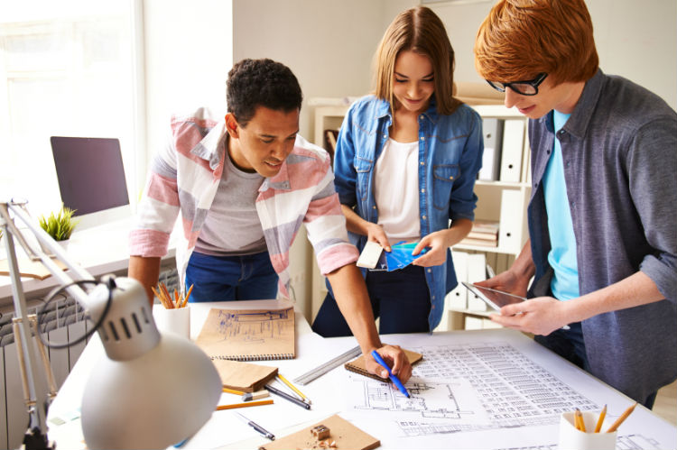Schüler arbeiten zusammen