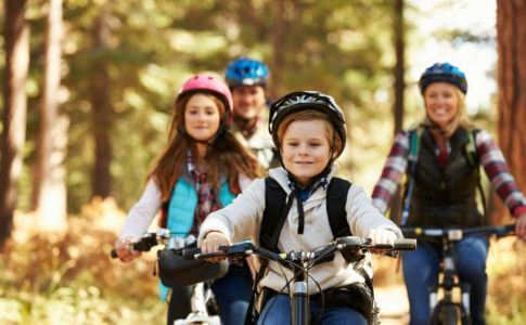 Bild zeigt Familie beim sicheren fahrradfahren