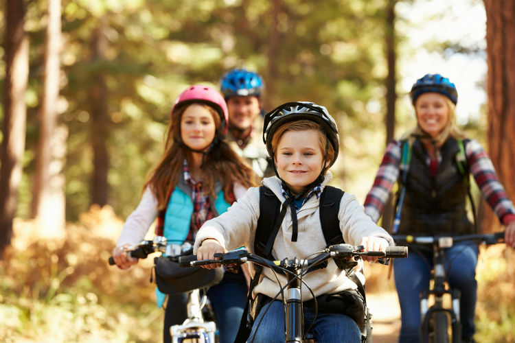 Bild zeigt Familie beim sicheren fahrradfahren