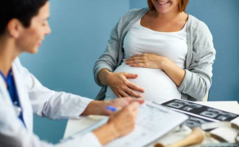 Schwangere Frau in der Beratung mit Frauenärtzin