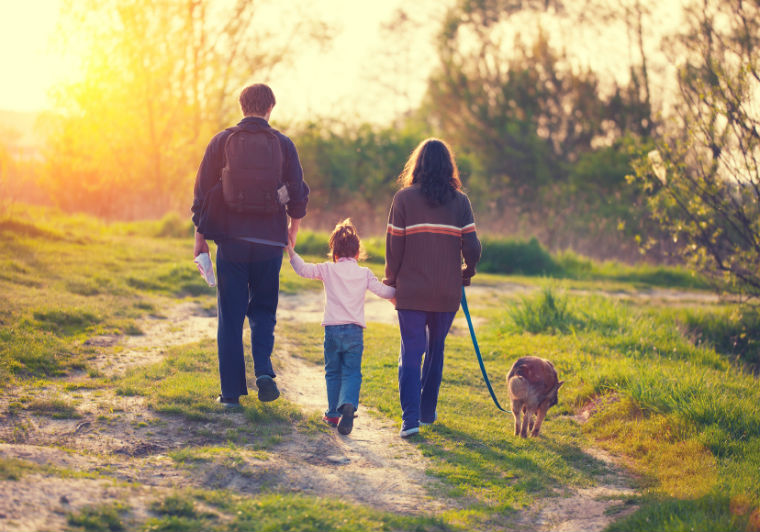 Spaziergang mit der Familie