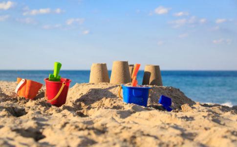 Von Kindern gebaute Sandburgen am Strand