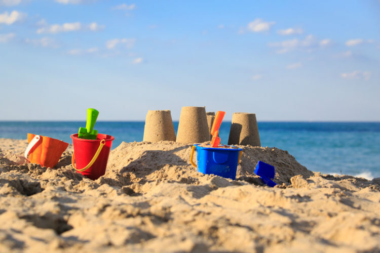 Von Kindern gebaute Sandburgen am Strand