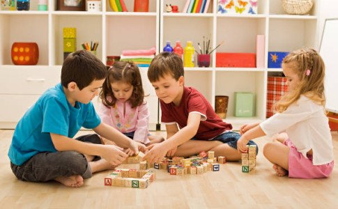 Kinder beim spielen