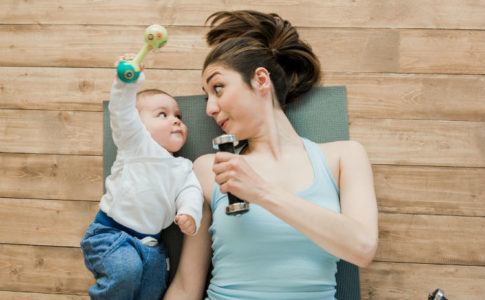 Mutter macht nach der Schwangerschaft Sport mit Ihrem Baby