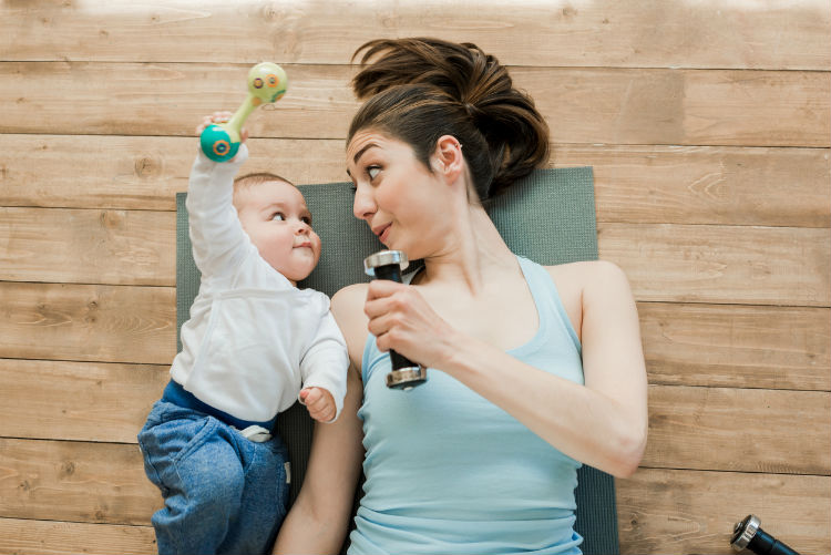 Mutter macht nach der Schwangerschaft Sport mit Ihrem Baby
