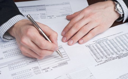 Mann schreibt Steuererklärung
