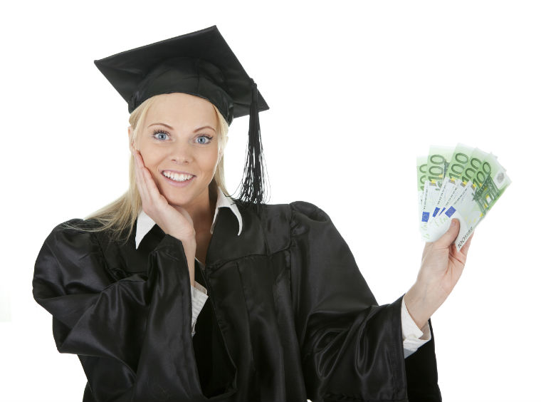Studentin mit Geld in der Hand