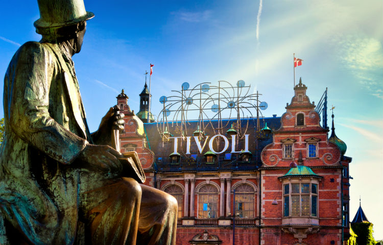 Tivoli Gärten in Kopenhagen mit der Statur von H.C. Anderesen davor