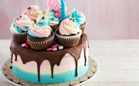 Bunte Torte mit Cupcake und Schoko-Verzierung
