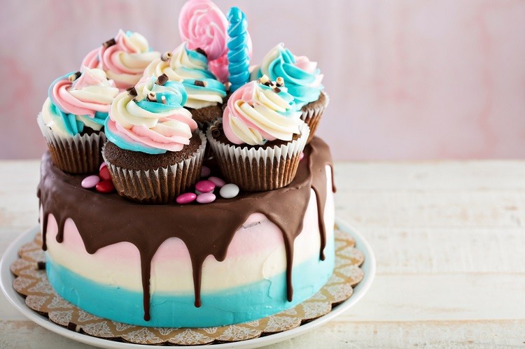 Bunte Torte mit Cupcake und Schoko-Verzierung
