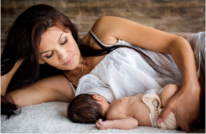 Mutter mit Baby beim stillen
