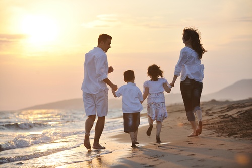 Eine Familie am Strand hat Ihren Urlaub gut geplant