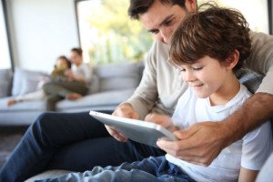 Vater & Sohn lesen den Newsletter