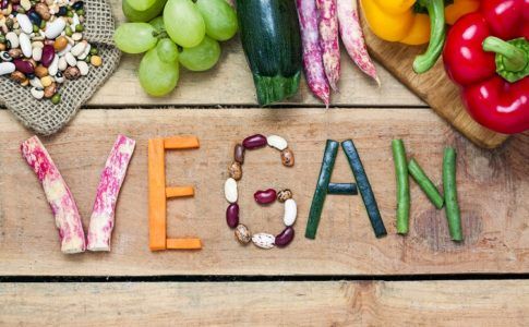 Schriftzug vegan mit Gemüse gelegt