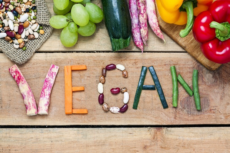 Schriftzug vegan mit Gemüse gelegt