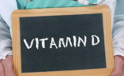 Mann hält Vitamin D Schild in den Händen