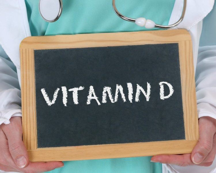 Mann hält Vitamin D Schild in den Händen