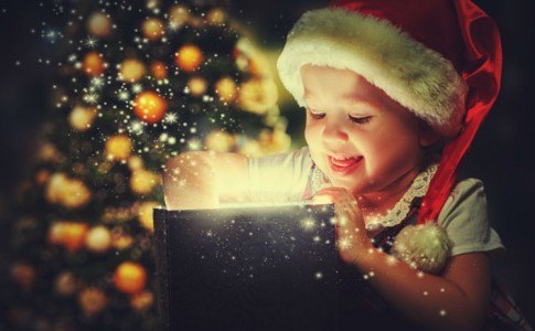 Kind an Weihnachten