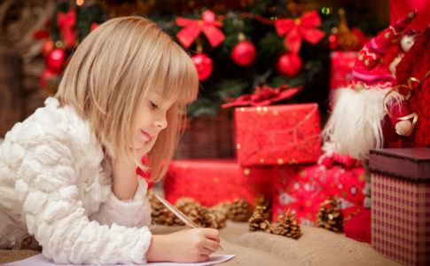 Mädchen schreibt ein Weihnachtsgedicht auf