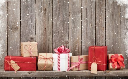 Weihnachtsgeschenke im Schnee