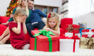 Kinder packen Weihnachtsgeschenke aus