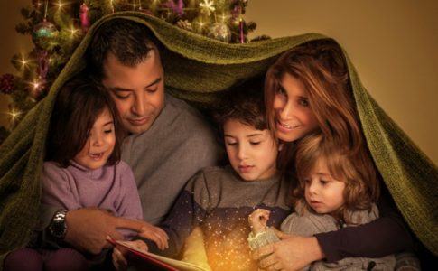 Familie liest gemeinsam ein Weihnachtsmärchen