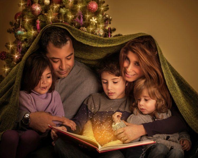 Familie liest gemeinsam ein Weihnachtsmärchen