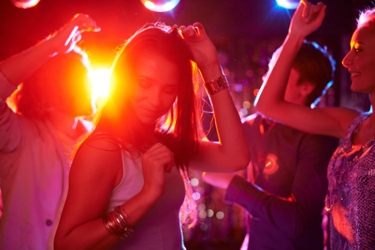 Teenager die in der Disco feiern