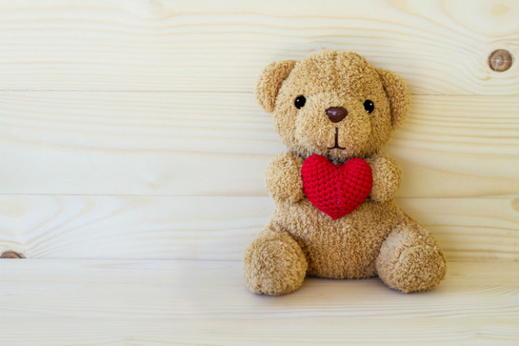 Teddybaer der ein Herz haelt