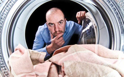 Porträt eines Mannes Sicht aus dem inneren einer Waschmaschine
