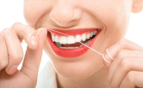 Zähne und Zahnseide