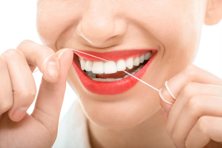 Zähne und Zahnseide