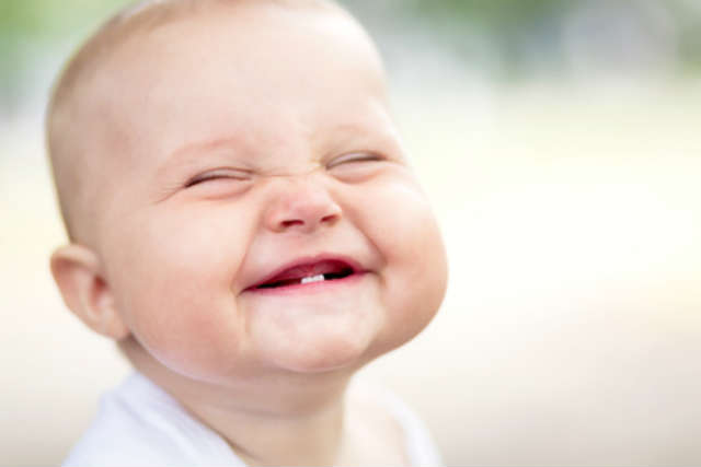 witziges baby ohne zähne lacht lustige babyfotos