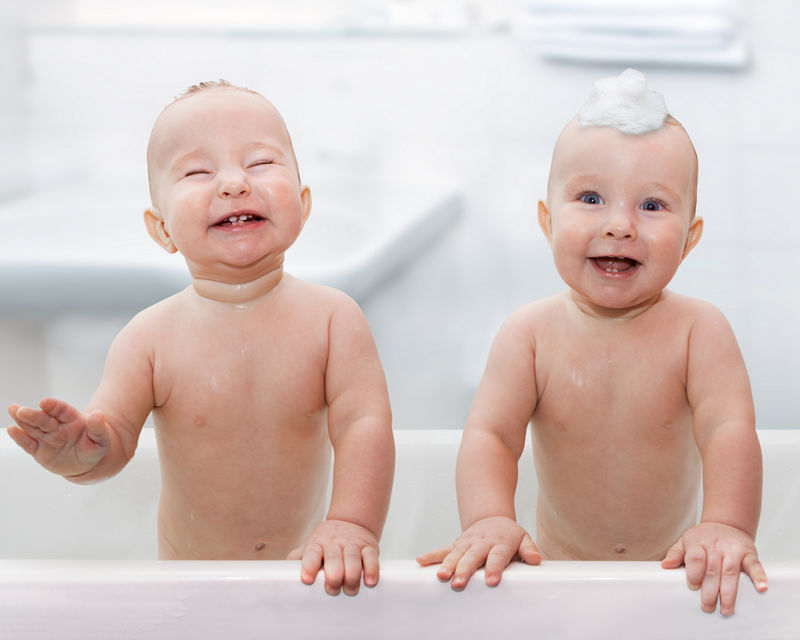 zwei Babys in der badewanne