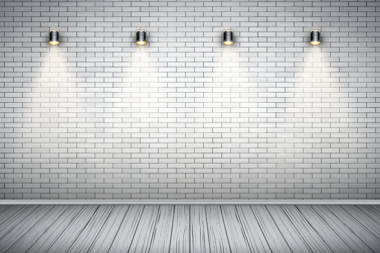 Vier Lampen hängen an einer gekachelten Wand