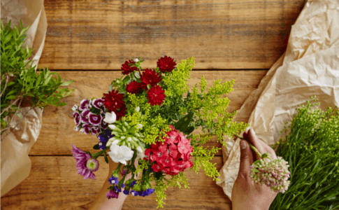 Florist beim Binden eines Blumenstraußes