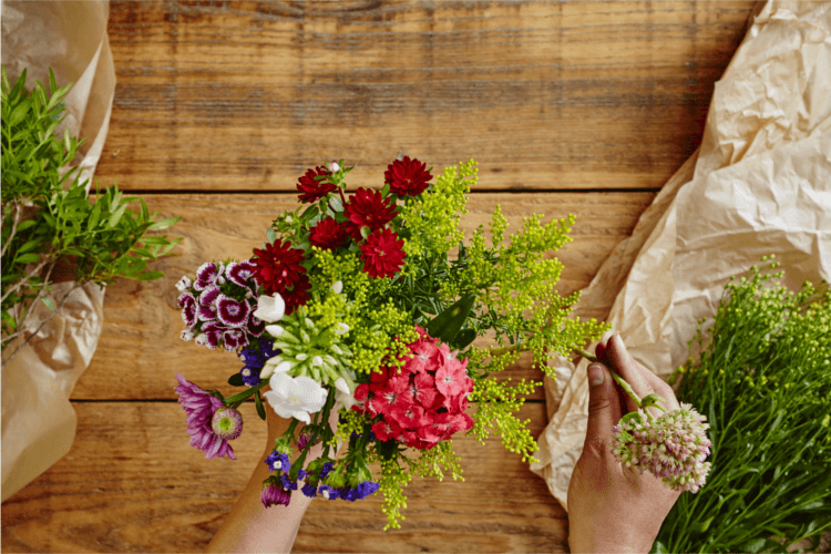 Florist beim Binden eines Blumenstraußes