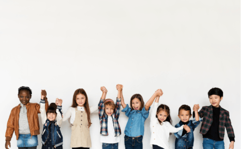 Mehrere Kinder vor einer weißen Wand in moderner Kindermode