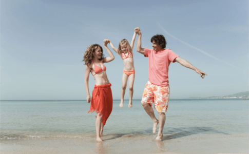 Familie am Strand auf Mallorca