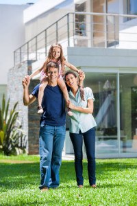 familie vor haus