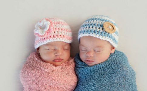 Baby Zwillinge Junge und Mädchen