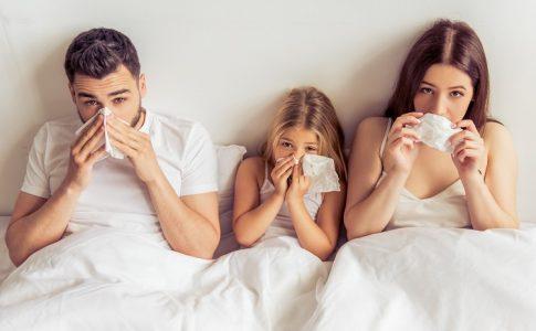 kleine familie krank im bett