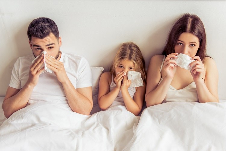 kleine familie krank im bett